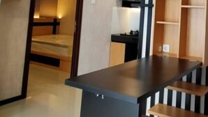 Cofres nos quartos, escrivaninha, Wi-Fi de cortesia