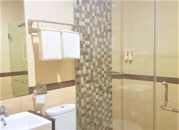 Deluxe-Zimmer | Badezimmer | Dusche, kostenlose Toilettenartikel