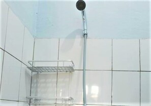 Superior Room | Bathroom | Shower, free toiletries - Estedela Hotel (Labuan Bajo)