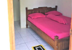 Standard Room | Desk - Estedela Hotel (Labuan Bajo)