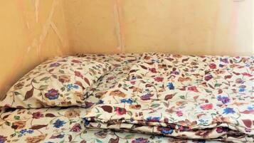 Kamar Standar | Brankas dan meja kerja