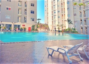 Outdoor pool - New Apartment Bale Hinggil by Eric (Surabaya)
