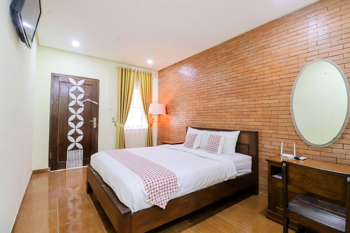 Escritorio y ropa de cama