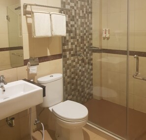 Shower, free toiletries - Rilo Homestay (Labuan Bajo)