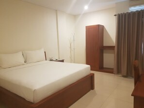 Superior Double Room | Desk, bed sheets - Rilo Homestay (Labuan Bajo)