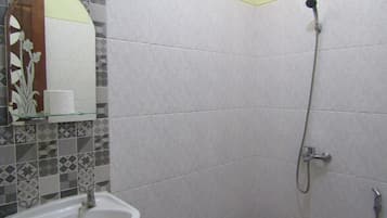 Superior Room | Bathroom | Shower, free toiletries, slippers, towels