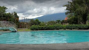 Kolam renang outdoor