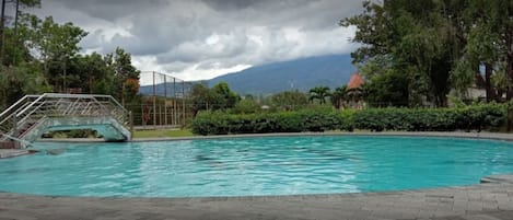 Una piscina al aire libre