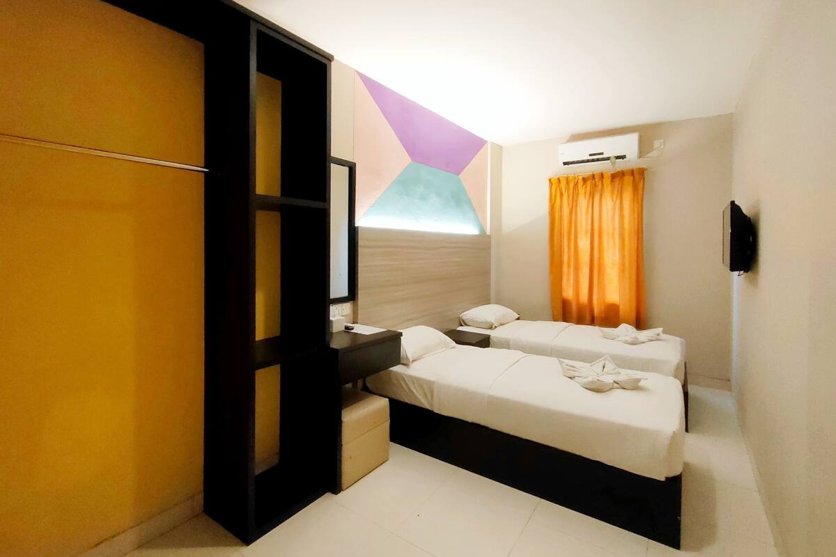 Habitación Deluxe con 2 camas individuales | Escritorio, wifi gratis y ropa de cama