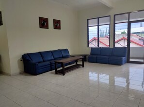 別墅, 3 間臥室 | 書桌、床單