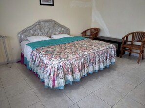 Superior Room | Desk, bed sheets - Hotel Wina Wisata (Bandungan)