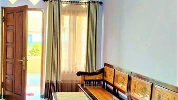 Deluxe Room | Living room