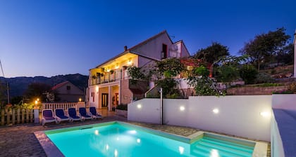 Fereinhaus Fuer 12 Personen mit Privatpool und Meerblick