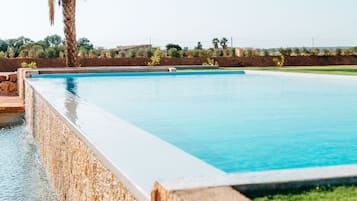 Piscina all'aperto, ombrelloni da piscina, lettini