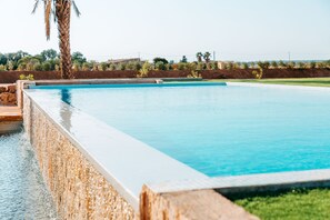 Outdoor pool, open 9:00 AM to 10:00 PM, pool umbrellas, sun loungers - Can Canto de Marina Agroturismo (Campos)