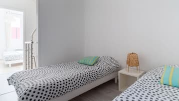 3 habitaciones, escritorio y tabla de planchar con plancha