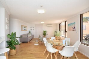 Interior - Bliss On The Beach - Amazing  Beach Views! (Burleigh Heads)