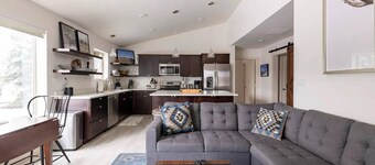 Mountain Modern Retreat in Teton Valley, Between Grand Targhee and Jackson