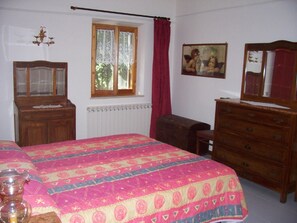 2 bedrooms, free internet - First floor flat for six people (Morro d'Alba)