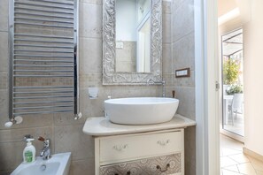 Dusche, Haartrockner, Bidet, Handtücher