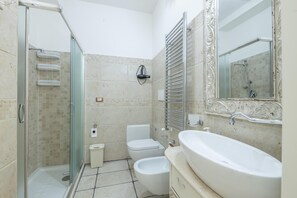 Bruser, hårtørrer, bidet, håndklæder