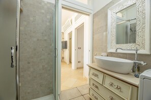 Bruser, hårtørrer, bidet, håndklæder