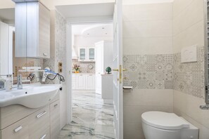 Douche, séchoir à cheveux, bidet, serviettes fournies
