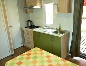 Kühlschrank, Mikrowelle, Herdplatte, Wasserkocher
