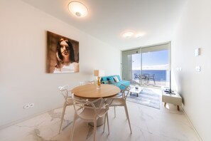 Panorama appartement, 2 slaapkamers, uitzicht op zee | Woonruimte | Een smart-tv