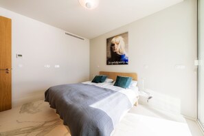 Panoramic-Apartment, 2 Schlafzimmer, Meerblick | 2 Schlafzimmer, individuell dekoriert, laptopgeeigneter Arbeitsplatz