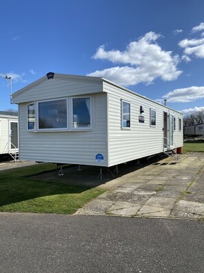 Exterior - Charming 3-bed Holiday Home at Primrose Valley (Filey)