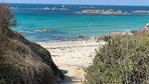 A coastal path leading to a beach with clear turquoise waters and rocky outcrops. - Villa 6 pl 400 m from the sea (Cléder)