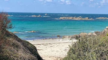 Sulla spiaggia, lettini da mare, teli da spiaggia