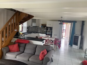 Smart TV, chimenea y tenis de mesa