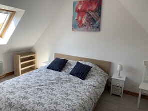 3 habitaciones, escritorio y tabla de planchar con plancha