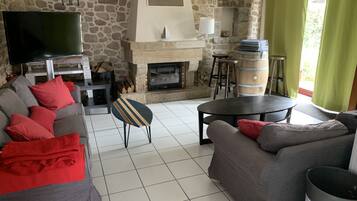 TV connectée, cheminée, table de tennis de table