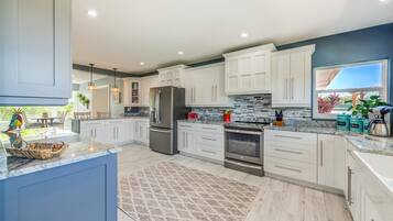 House, Multiple Beds (Paradise Found Luxurious waterfront p) | Private kitchen