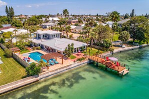 Maison, plusieurs lits (Paradise Found Luxurious waterfront p) | Piscine