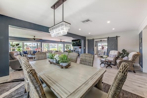 House, Multiple Beds (Paradise Found Luxurious waterfront p) | Dining