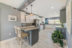 House, Multiple Beds (Paradise Found Luxurious waterfront p) | Private kitchen