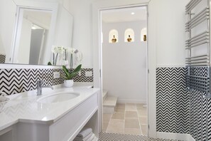 Shower, hair dryer, towels