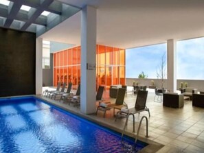 Indoor pool, outdoor pool - Fiesta Inn Morelia Altozano (Morelia)