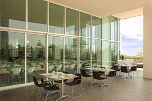 Outdoor dining - Fiesta Inn Morelia Altozano (Morelia)