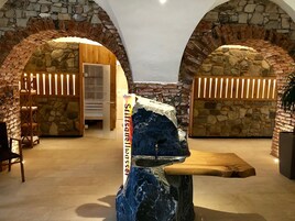 Un sauna, masajes con piedras calientes, masajes de tejido profundo