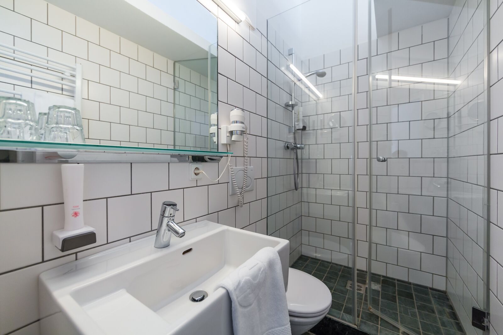 Dusche, Haartrockner, Handtücher, Seife