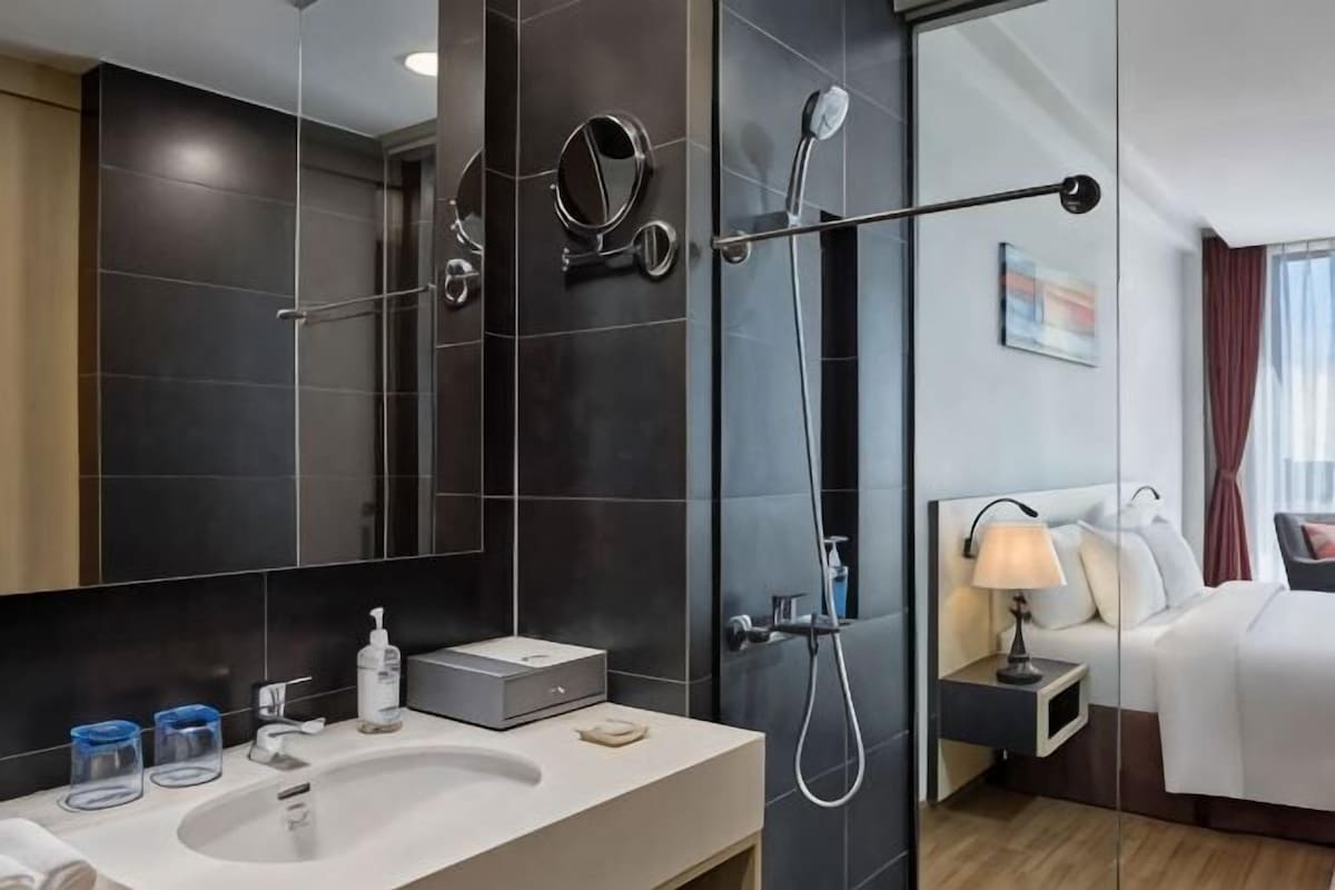 Badkamer | Een regendouche, gratis toiletartikelen, een haardroger, badjassen
