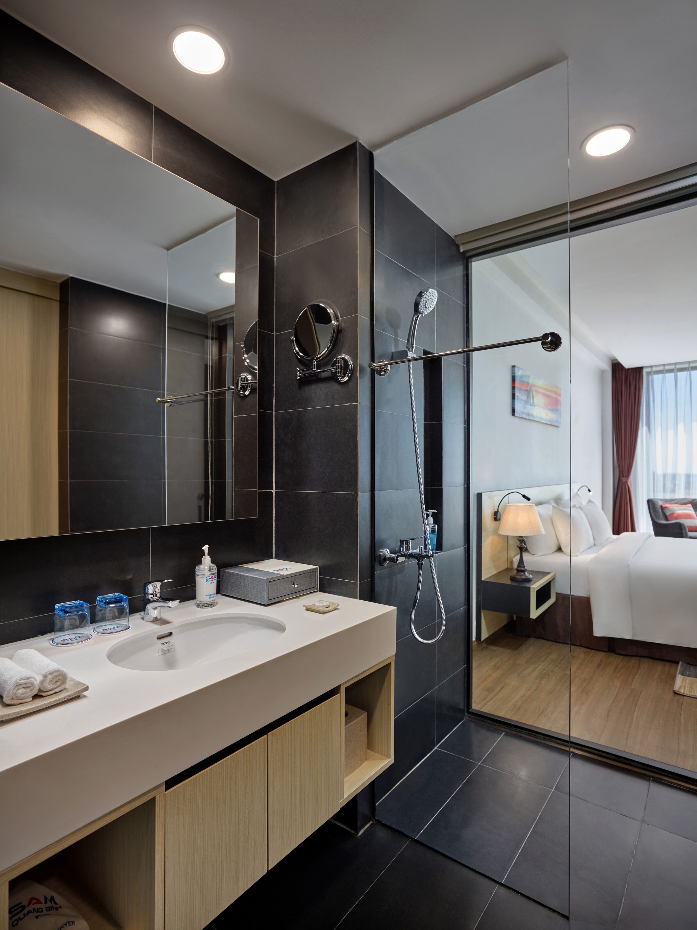 Regendusche, kostenlose Toilettenartikel, Haartrockner, Bademäntel