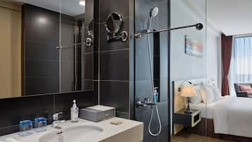 Regendusche, kostenlose Toilettenartikel, Haartrockner, BademÀntel
