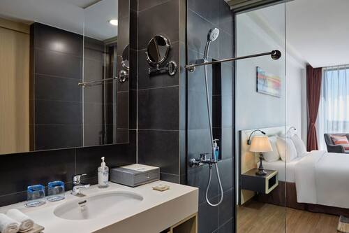 Rainfall showerhead, free toiletries, hair dryer, bathrobes