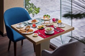 Melayani sarapan, makan siang, dan makan malam